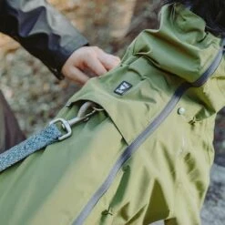 Chubasquero Bare Pine Hurtta Para Perros -Artículos Mascotas Tienda 188303 188304 188305 188396 186542 186543 hurtta forzooplus bare regenoverall pine hs 08 1