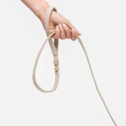 Correa Nomad Tales Calma Arena Para Perros -Artículos Mascotas Tienda 326096 nomad tales calma hundeleine sand 120cm 01 5